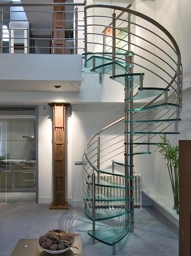 Escalera de vidrio con pasamanos madera